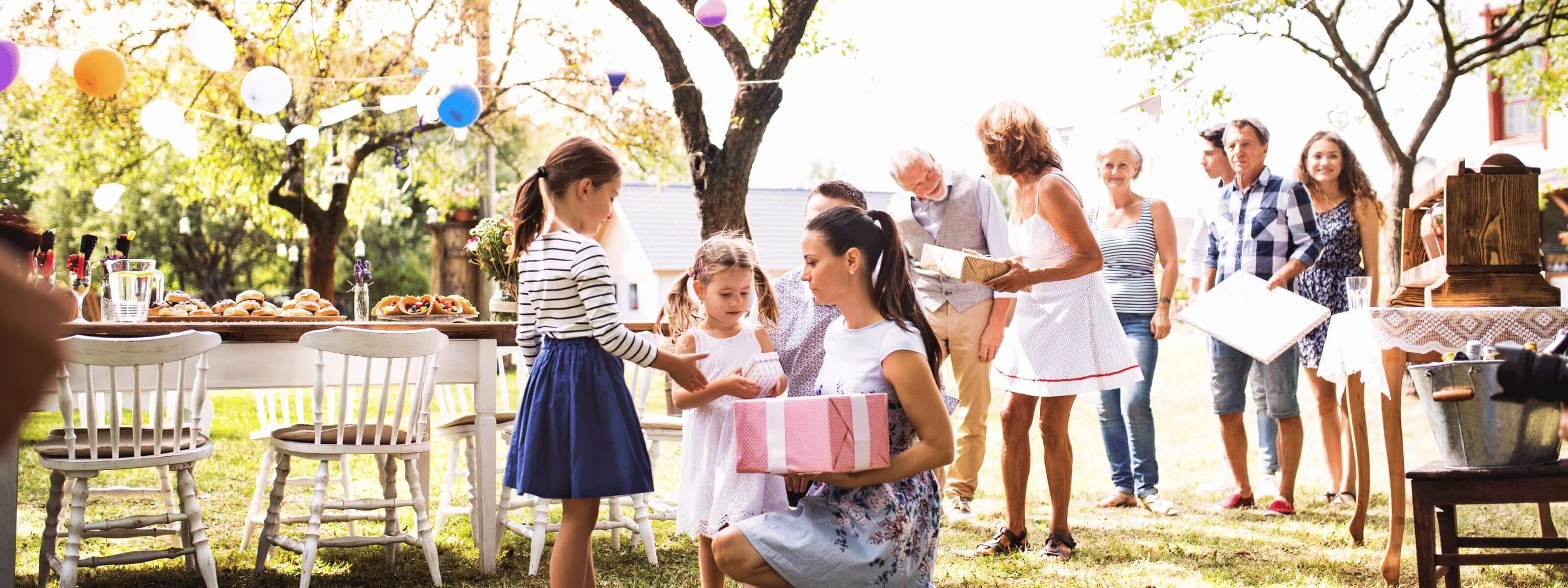 famille réunie à l'extérieure avec des cadeaux en main